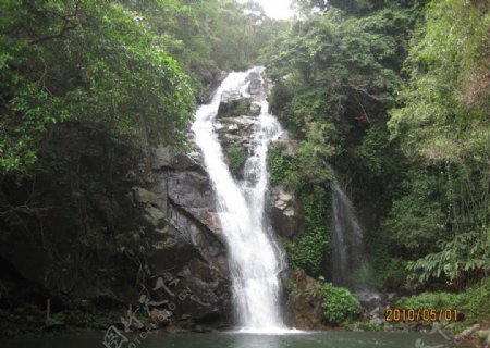 茂名天马山上的瀑布图片