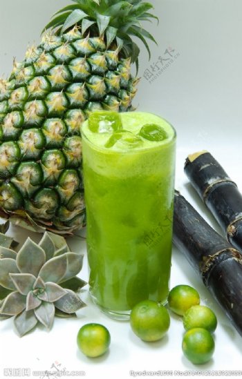 菠萝汁天然果汁饮料图片