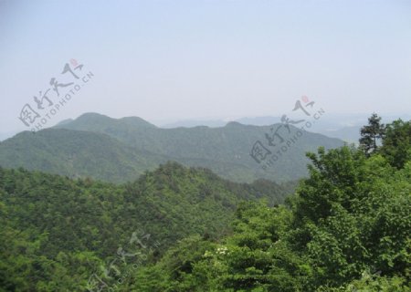 连绵的山峰风光图片