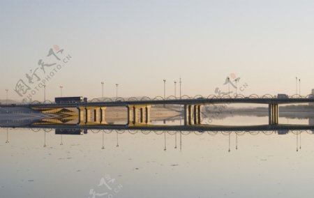 湖水大桥摄影图图片