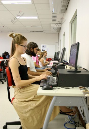 电脑室里的学生大学生在用电脑的大学生图片