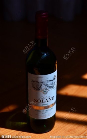 阴影下的白葡萄酒图片
