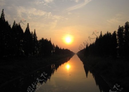 日落三陵河图片