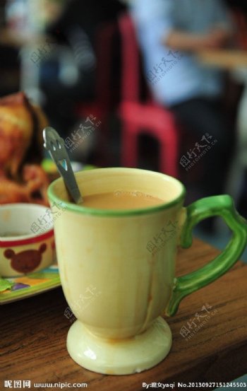 瓷杯奶茶图片
