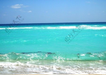 蓝色清澈海浪图片