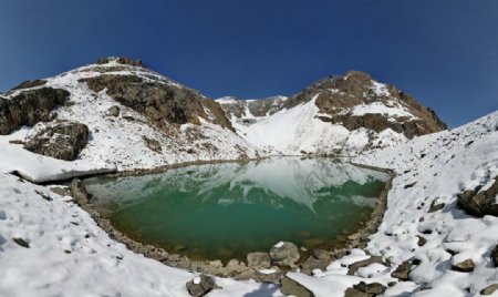 雪山湖泊图片