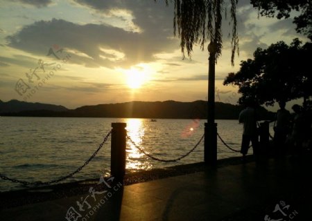 湖畔日影图片
