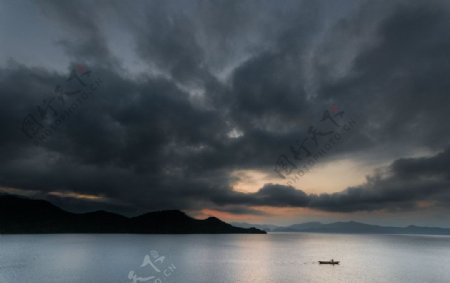 清晨的泸沽湖图片