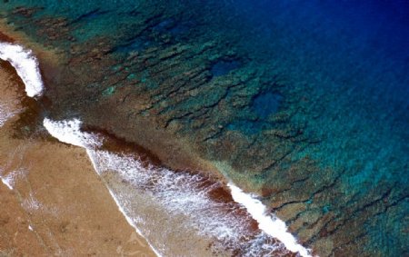 俯视关岛的珊瑚礁图片