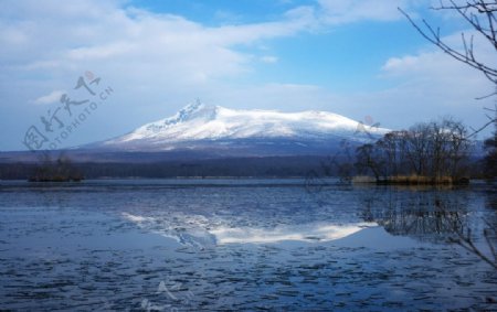 冬天的小湖和山峰图片