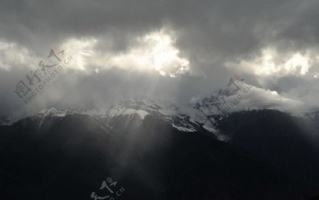 乌云笼罩梅里雪山图片