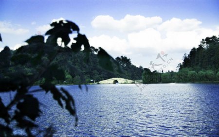 碧蓝湖面图片