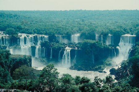 亚马逊森林中的大瀑布图片