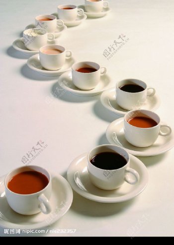 S型咖啡杯摆放图片