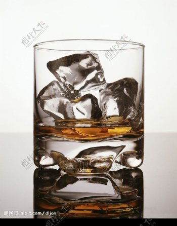 威士忌加冰图片