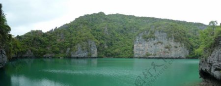 山间湖泊图片
