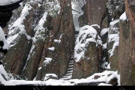 苏州天平山雪景一线天图片