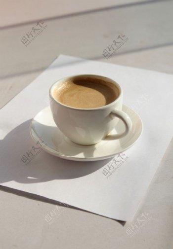 盛咖啡的白色咖啡杯图片