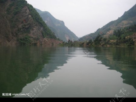 东河口地震湖图片