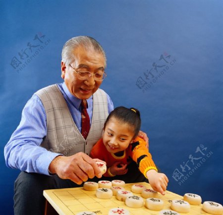 老人与儿童图片