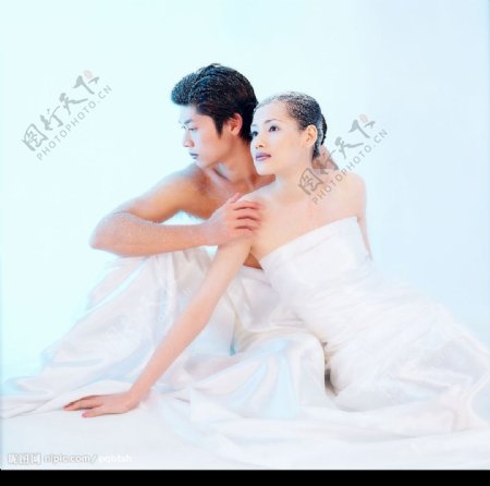 古典而时尚的婚纱雪中浪漫图片