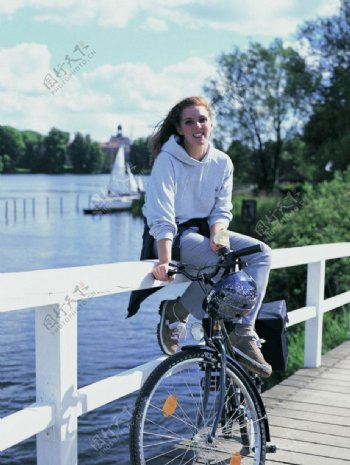 德国女孩与自行车在湖边休闲的德国姑娘图片
