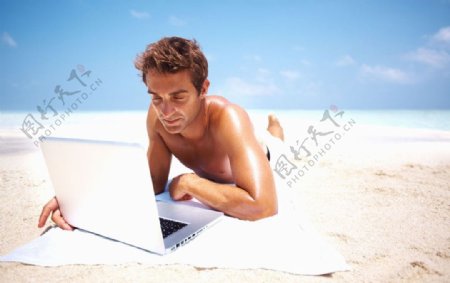 沙滩上网的男人图片