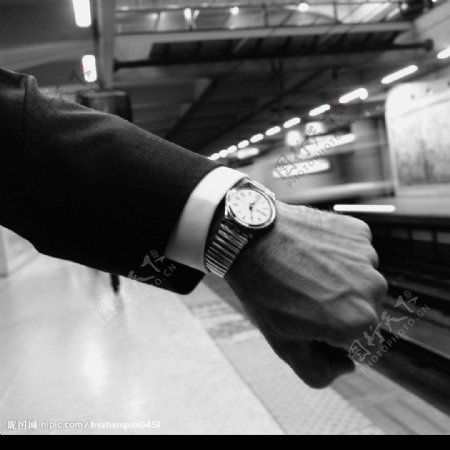 地铁中白领看手表图片