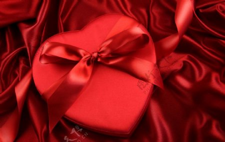 红色丝绸爱心礼盒图片