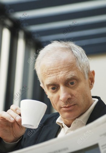 休闲喝茶的商务老板图片
