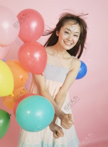 拿着彩色气球的美女图片