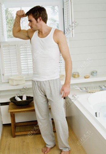 浴室健身的男士图片