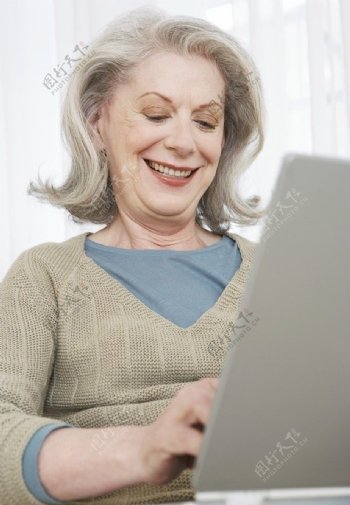 玩电脑的老年人图片