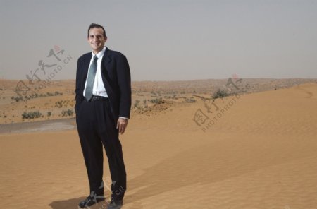站在沙漠上的职业经理人图片
