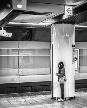 地铁孤身一人图片