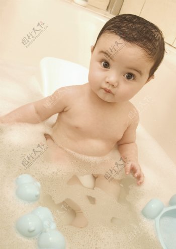 洗澡的可爱婴儿宝宝图片