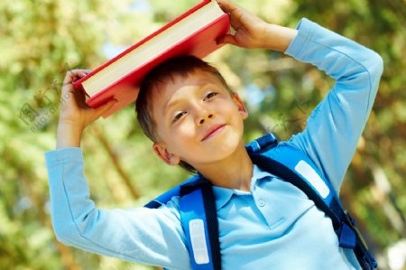 头顶着书背着书包的小学生图片