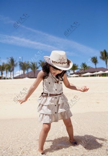 在沙滩上玩耍的小女孩图片