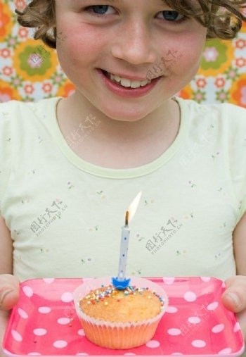端着生日蛋糕的孩子图片