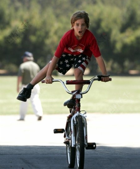 自行车上玩耍的男孩图片
