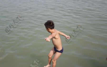 小孩跳水瞬间图片