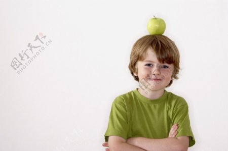 头上顶着苹果的孩子图片