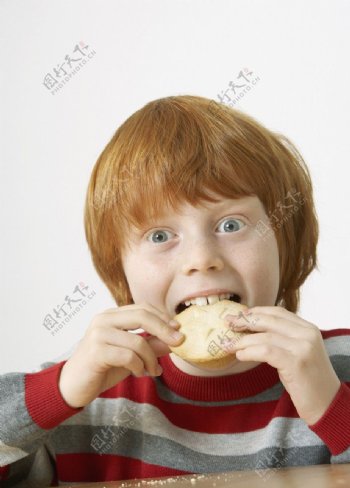 吃蛋糕营养早餐的孩子图片