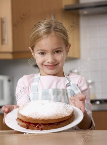 端着奶油糕点的小女孩图片