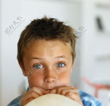吹气球的小男孩图片