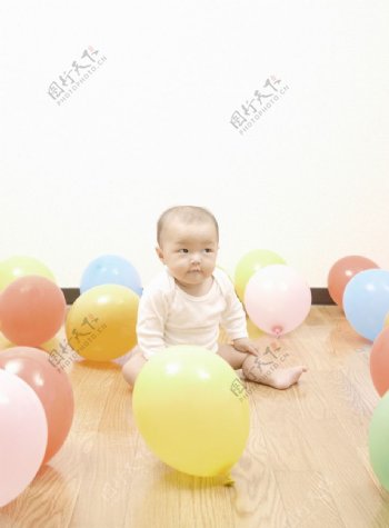 玩气球的婴儿宝宝图片
