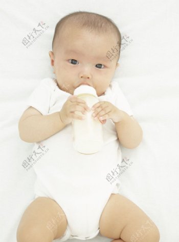 喝牛奶的婴儿宝宝图片