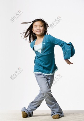 跳舞的小女孩图片