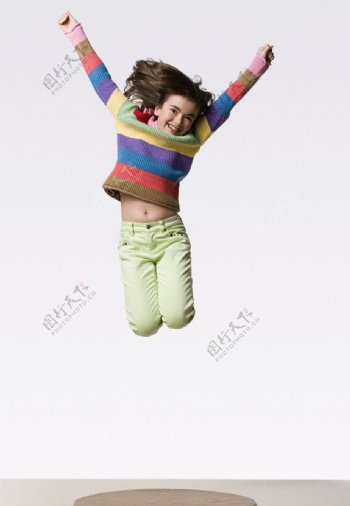 高兴跳跃的小女孩图片