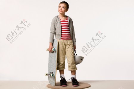 玩滑板车的小女孩图片